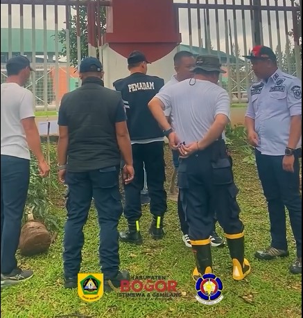 Dinas Pemadam Kebakaran dan Penyelamatan Kabupaten Bogor turut berpartisipasi dalam kegiatan Penanaman Pohon Bersama Bupati dan Forkopimda di kawasan Stadion Pakansari